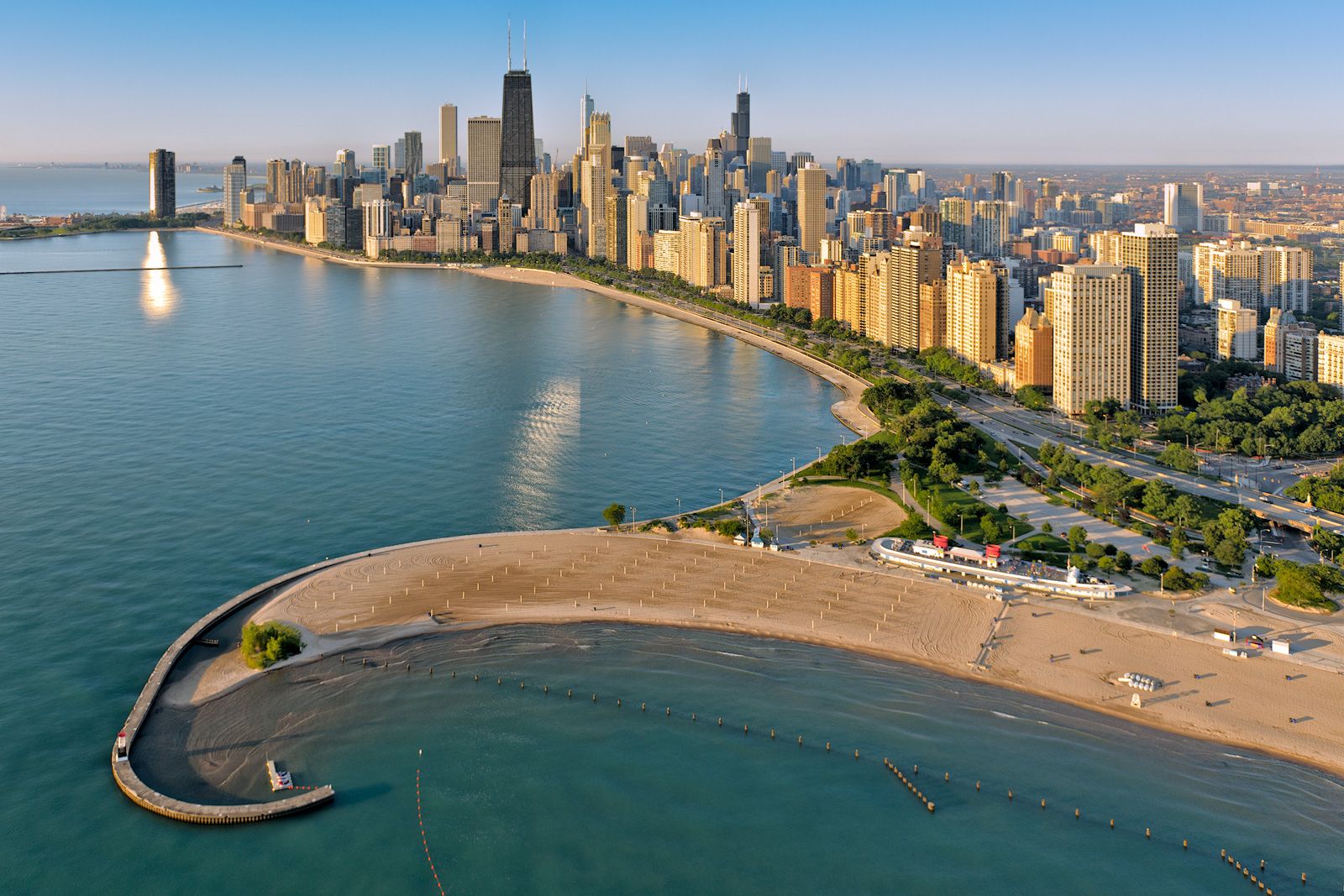 Chicago's 12th Street Beach, a narrow strip of beach just south of the  city's Museum Campus provides relief from summer heat. Chicago, Illinois,  USA Stock Photo - Alamy